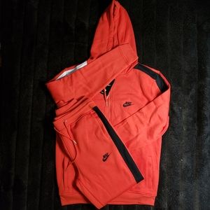 NIKE SWEATSUIT.
